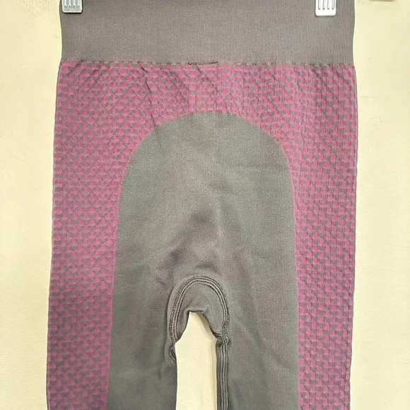 Lululemon NWOT’s About That base tight leggings. Size 2 - Picture 9 of 9